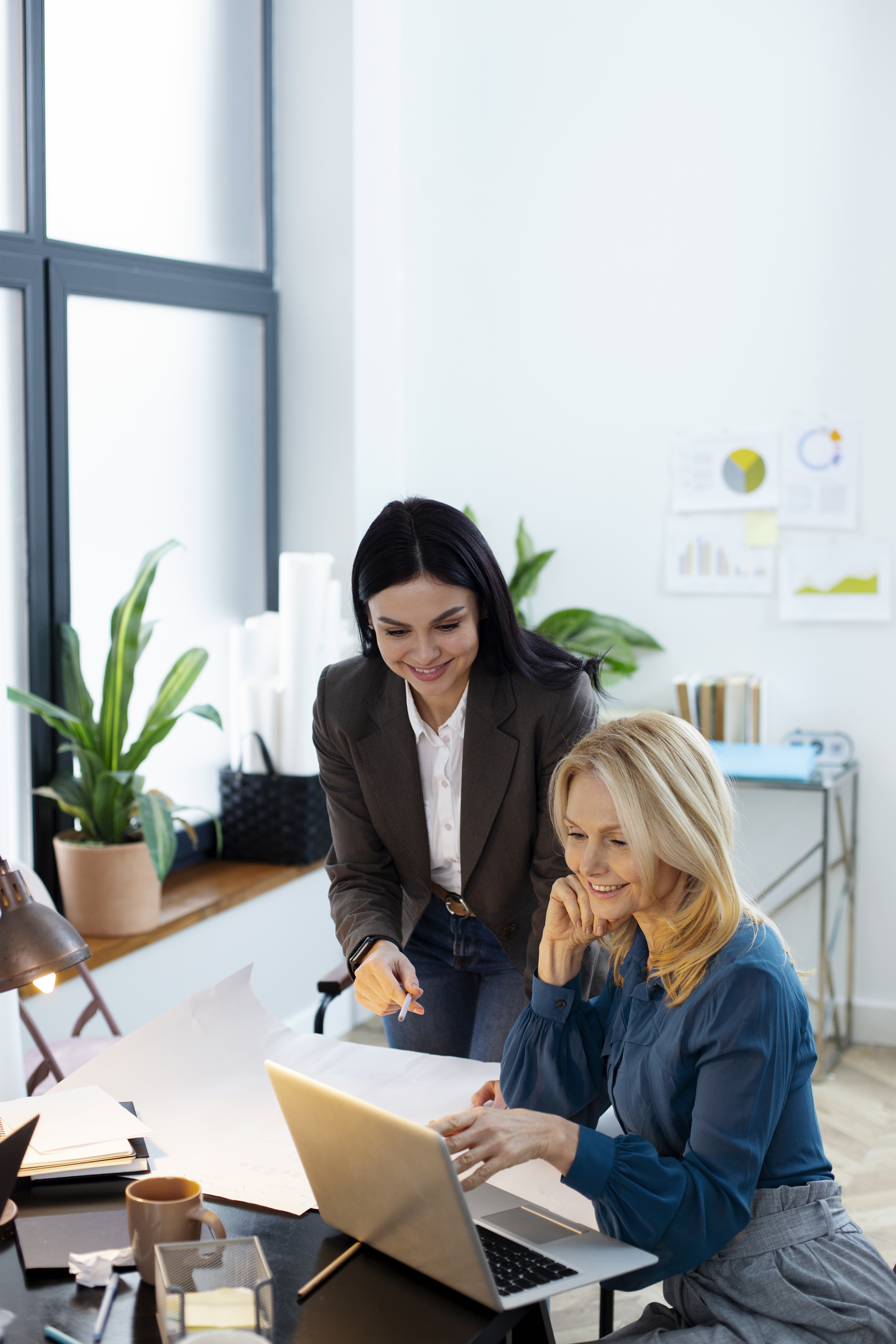 medium-shot-women-working-together